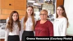 Олена Ненюкова з учнями