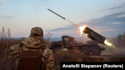 Військові 148-ї артилерійської бригади «Житомир» ведуть вогонь по російських військах у районіх Костянтинівки, Донеччина, жовтень 2025 року