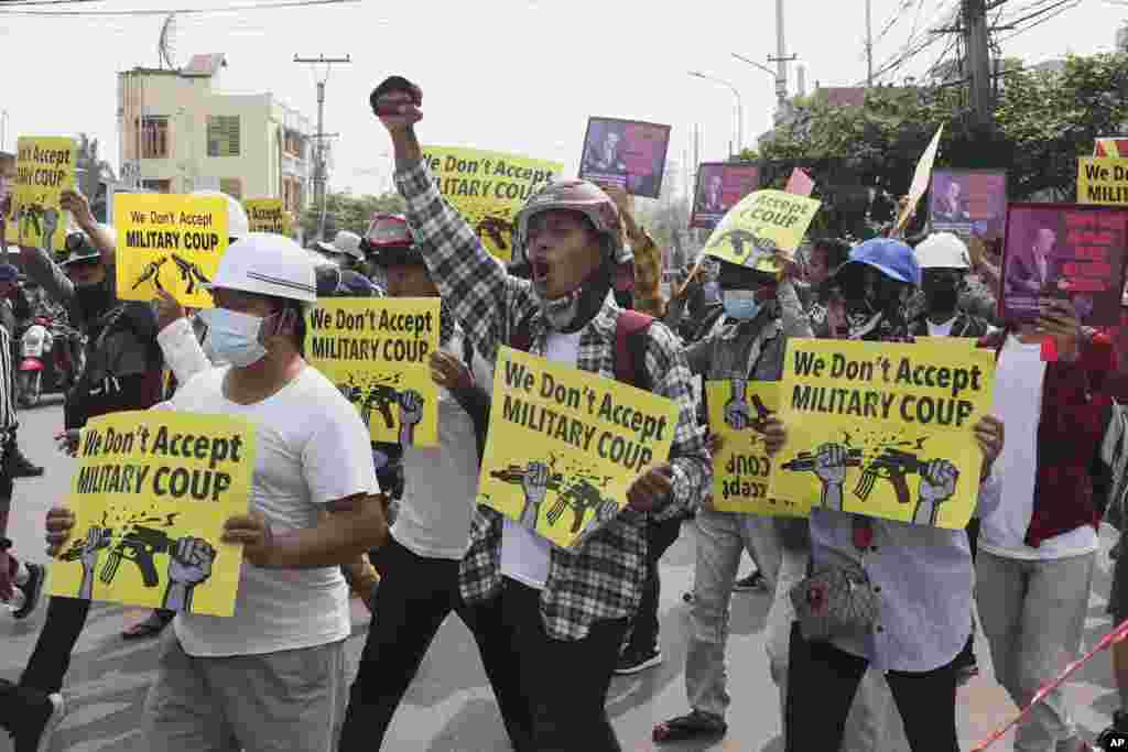 Протестувальники проти державного перевороту тримають банери з написом: &laquo;Ми не приймаємо військовий переворот&raquo; під час ходи в Мандалаї, М'янма, 14 березня 2021 року &nbsp;