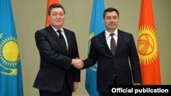 Кыргыз Республикасынын президенти Садыр Жапаровдун Казакстандын премьер-министри Аскар Мамин менен жолугушуусу. 2021-жылдын 2-марты. Нур-Султан шаары.