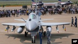 Kineski vojnici pored borbenog aviona J-10C tokom 13. Kineske međunarodne izložbe avijacije i vazduhoplovstva u septembru 2021.