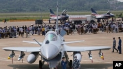 ჩინელი სამხედრო მოსამსახურეები J-10C გამანადგურებელთან დგანან ჩინეთის ავიაციისა და აერონავტიკის მე-13 საერთაშორისო გამოფენის დროს, რომელიც ასევე ცნობილია როგორც Airshow China, 2021 წლის სექტემბერში.