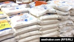 Aşgabadyň "Kämil bazarynda' satylýan un. 