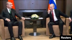 Реджеп Таїп Ердоган (л) і Володимир Путін у Сочі, Росія, 3 травня 2017 року