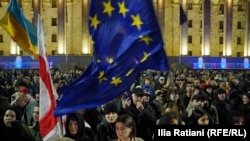 Georgienii protestează în centrul orașului Tbilisi împotriva politicilor guvernamentale pe 30 octombrie 2025