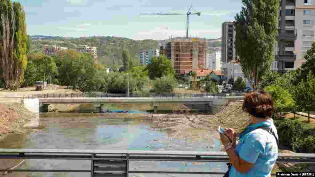 Kjo urë është kundërshtuar nga Lista Serbe, partia më e madhe e serbëve në Kosovë, që gëzon përkrahjen e Beogradit.