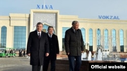Железнодорожная система Узбекистана находится под контролем верного помощника президента Ачилбая Раматова (в центре).