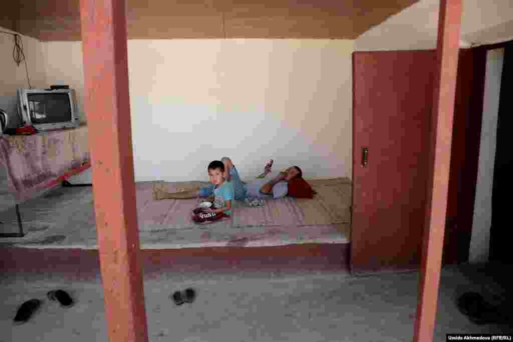 Кожахан говорит, что скучно ему не бывает, ведь у него "есть телефон". На фото: Кожахан с племянником.&nbsp;