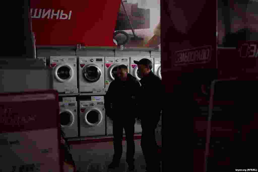 "Эльдорадо" уже второй день работает при полном отсутствии электричества