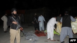 په چمن کې د پولیسو یو سرتېری د پېښې ځای کې ولاړ دی - د سېپټېمبر ۱۸مې انځور 