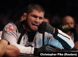 Legenda rusă MMA Khabib Nurmagomedov, care acum antrenează luptători din Daghestan, inclusiv pe vărul său neînvins Umar Nurmagomedov.