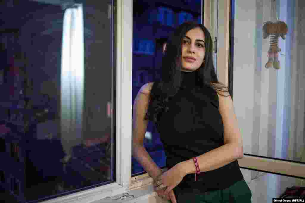  დიანა იალოიანი, 29 წლის ანკარის უნივერსიტეტის საერთაშორისო ურთიერთობების დეპარტამენტის დოქტორანტი&nbsp; ანკარა, თურქეთი&nbsp; "ჩემს ცხოვრებაში ძალიან მნიშვნელოვანი პერიოდია - სადოქტორო გამოცდების ჩასაბარებლად ვემზადები, თუმცა მაინც გადავწყვიტე, რომ აქ უნდა ვიყო, რადგან ჩემი ქვეყნისთვის ეს ისტორიული მომენტია. ეს არის ეროვნული ერთიანობის, დემოკრატიისა და სამართლიანობის წუთები ყველა სომხისთვის მთელ მსოფლიოში."