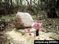 Памятны знак на месцы падзеньня амэрыканскіх паветраплавальнікаў