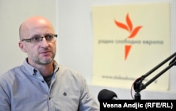 Nemanja Nenadiq, drejtor i programeve në organizatën joqeveritare Transparenca në Serbi.