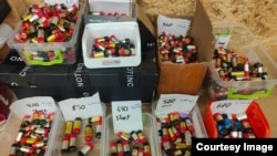 Bateritë e cigareve elektronike në rrugën drejt Ukrainës duke u ndarë sipas madhësive të ndryshme.