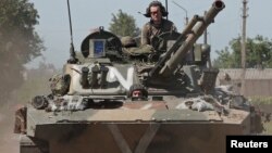 Vehicul blindat al trupelor pro-ruse la Popasna, estul Ucrainei, 3 iunie 2022