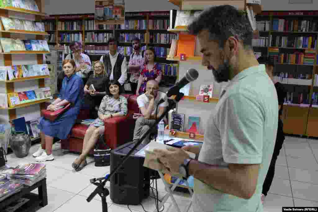 Scriitorul Marius Chivu