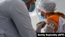 «Ці «паспорти» вже розробляються і країнами Європейського союзу, і США, і Швейцарією, й Ізраїлем – тобто багатьма розвиненими країнами, які активно працюють над створенням колективного імунітету проти коронавірусу», – сказав Зеленський