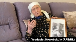 Сакыш Ережепкызы с портретом своего сына Каната Ережепа, которого отправили за решетку в Синьцзяне. Алматы, 17 февраля 2025 года