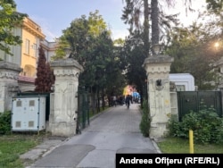 Sediul de campanie al lui Crin Antonescu se află intr-o clădire istorică din apropierea Arcului de Triumf.