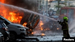 სარაკეტო თავდასხმის შედეგად გაჩენილი ხანძარი თელ-ავივის სიახლოვეს. 7 ოქტომბერი, 2023 წელი 