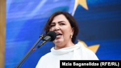 ტვ პირველის ტელეწამყვანი ინგა გრიგოლია ამბობს, რომ სასაცილოა, როდესაც მმართველი პარტია ელჩებს იწვევს დებატებში, როდესაც კრიტიკულ მედიასთან ვერ ბედავს დებატების გამართვას