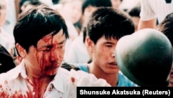 Un protestatar acoperit de sânge în urma confruntărilor dintre armată și civili, 4 iunie 1989.