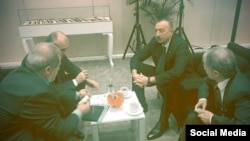 Истанбулда Азәрбайҗан президенты Илһам Алиев (у) һәм кырымтатар җитәкчеләре