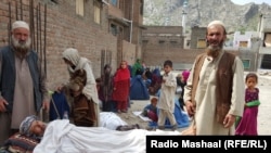 افراد بیمار با پایواز های شان در منطقه سرحدی تورخم که منتظر اند تا برای شان اجازه عبور داده شود. عکس از آرشیف