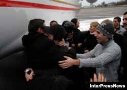 ტყვეობიდან გათავისუფლებულ ქართველ მეზღვაურებს ბათუმის აეროპორტში ოჯახის წევრები დახვდნენ