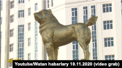 "Türkmen alabaýy" itiniň ýadygärliginiň açylyş dabarasy. Aşgabat, noýabr, 2020