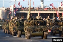 ლატვიის დამოუკიდებლობის ასი წლისთავისადმი მიძღვნილი აღლუმი რიგაში. 2018 წლის 18 ნოემბერი