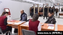 Москванын сыртындагы "Сахарово" миграциялык борборундагы каттоо.