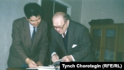 Профессор О.Прицак (1919–2006) кыргыз кесиптеши Т.Чоротегин менен. Киев. 1995.