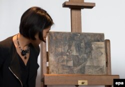 Пабло Пикассонун "Чачтарач" ("La Coiffeuse") эмгеги уурдалып кетип, кайра музейге кайтарылган учур. Париж. 2015.