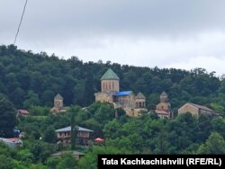 ტაძრის ის ფრაგმენტი, რომლის სახურავიც ტენტითაა დაფარული.