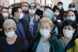 Новосибирскинин "Толмачёво" аэропортунда калган кыргыз миграттары, 30-март, 2020