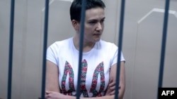 Надія Савченко під час одного з судових засідань у Москві