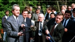 La 27 iunie 1987, ministrul maghiar de externe, Gyula Horn (dreapta) și cel austriac, Alois Mock, au tăiat sârma ghimpată dintre Ungaria și Austria, la Sopron. Peste câteva luni, traseul va fi folosit de refugiații est-germani ca să ajungă în RFG