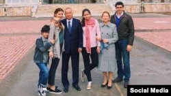Маркум Ислам Каримов үй-бүлөсү менен.