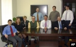 Костянтин Килимник (л), Пол Манафорт (посередині в білій сорочці) й інші, фото 2006 року