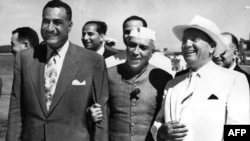 Egipatski predsednik Gamal Abdel Nasser (L), premijer Indije Jawaharlal Nehru i predsednik Socijalističke Federativne Republike Jugoslavije Josip Broz Tito na Brionima, jula 1956. godine