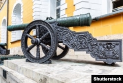 Гармата гетьмана Мазепи в московському Кремлі. На лафеті видно герб гетьмана