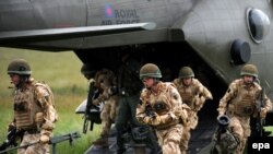 نیروهای بریتانیایی حین عملیات نظامی در ولایت هلمند - عکس از آرشیف 14Jul2010