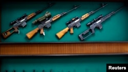 Ilustrativna fotografija, izložene puške u jednoj fabrici oružja u Srbiji (foto arhiv, 2013.)
