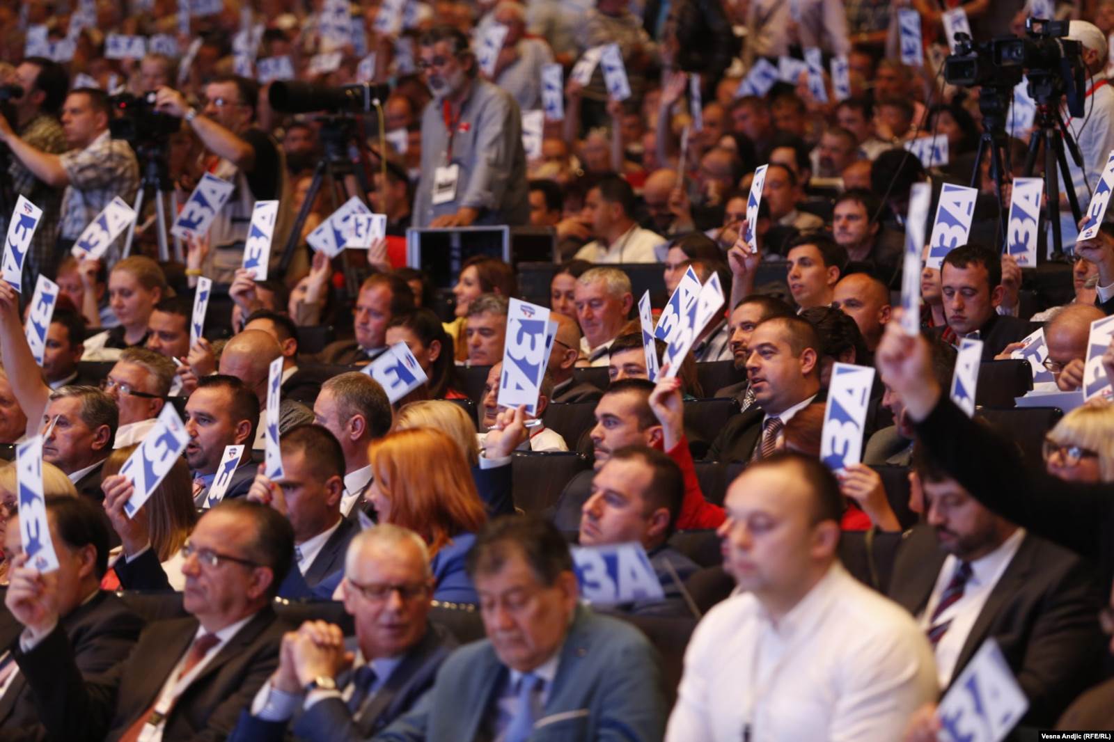 Članovi SNS-a glasaju za novo liderstvo u Beogradu 28. maja 2016. Novi stari predsednik partije je Aleksandar Vučić.