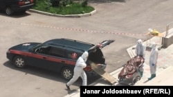 Бишкектеги Кыргыз-Түрк ооруканасында коронавирустан каза болгон бейтаптын сөөгүн машинеге жүктөп жаткан медицина кызматкерлери. 7-июль. Июнь айынын этегинде Кыргызстанда СOVID-19 илдети күчөп, ооруканалар бейтаптарга толду. Бул учур кыргыз тарыхында «кара июль» катары катталып калды. Июлдун ортосунда вирустан бир күндө каза болгондор рекорддук чекке жетип 100 адамдан ашты.