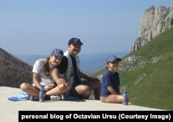 Octavian Ursu, alături de copii, în Munții Carpați