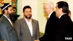 Саид Абдуллои Нури, Ходжи Акбар Тураджонзода, Борис Ельцин и Эмомали Рахмон перед подписанием соглашения о мире и национальном согласии в Таджикистане, Москва, 27 июня 1997 года