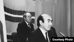 Аскар Акаев өлкө президенттигине шайланган алгачкы шайлоодон кийин, 27-октябрь, 1990-жыл.